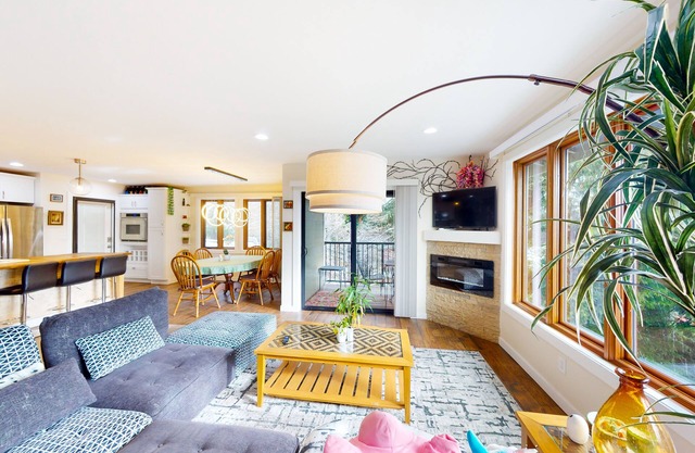 Vibrant, dog-friendly stay with private hot tub, washer/dryer & fireplace
