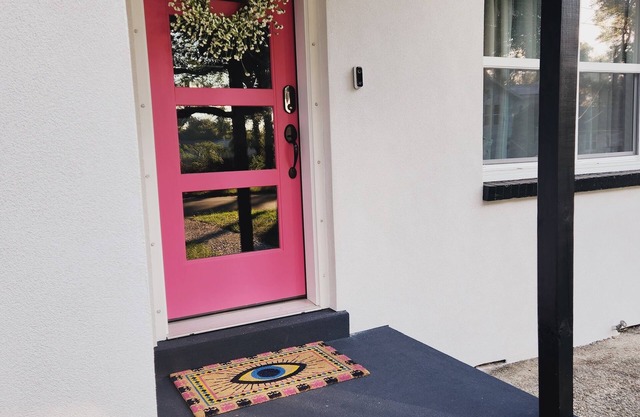 Vibrant Downtown Cozy Cottage nClose to Pensacola & Perdido Beaches