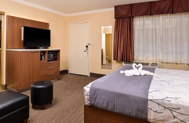 Vibrant Hollywood Room w/Ease of Access to Local Sights & Trails