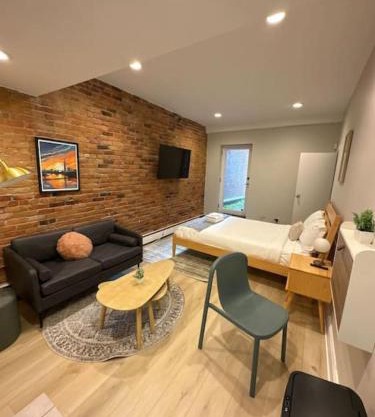Vibrant Studio Minutes from Back Bay