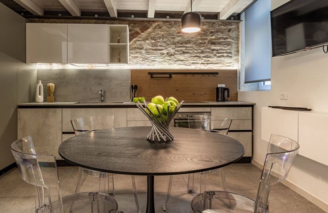 Vicolo dei Duelli Industrial Green Apartment