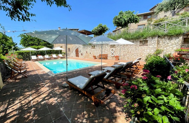 Vicolo - sleeps 5 with air con, wifi, balcony for dining and pool