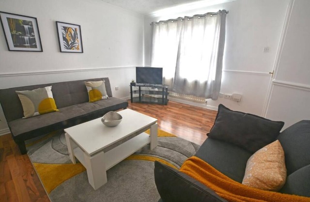 Victoria Dock 3 Bedroom House sleeps 5-Free Parking-Contractor Long Stay