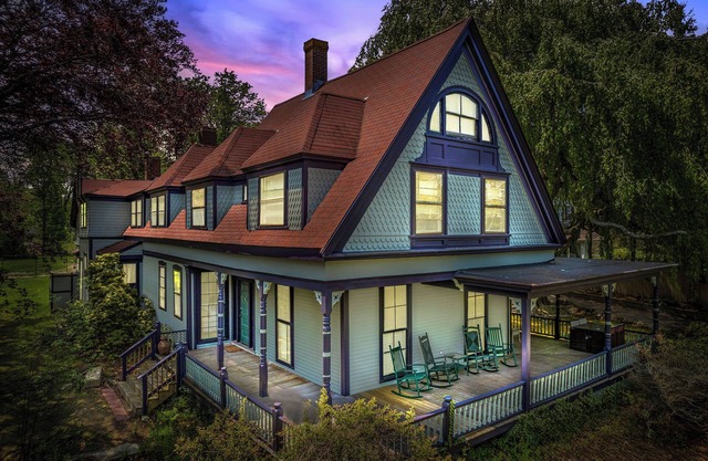 Victorian by the Sea - Marble Suite at Beechwood Manor