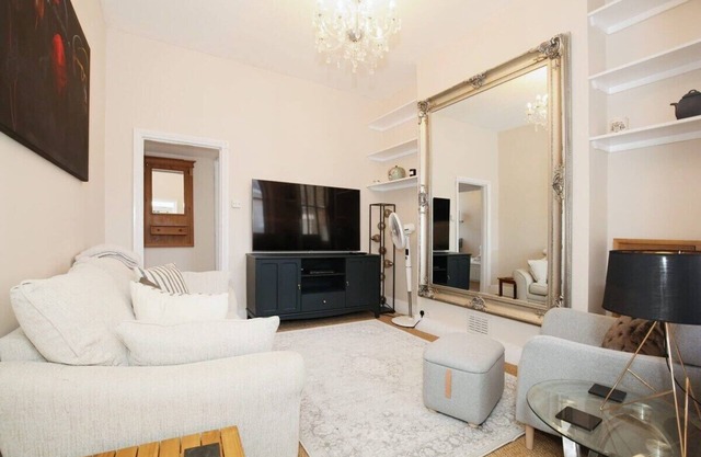 Victorian Charm 2-Bed Flat in London