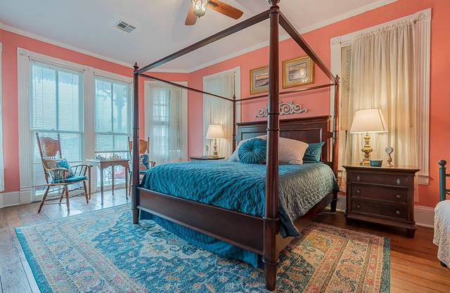 Victorian charm 5 blocks to beach at Courtland Manor (2nd Floor Rental)