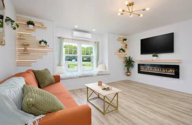 Victorian Penthouse 2 bedroom down town.nnSharennSave