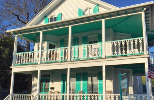 VictorianBeachHouse downtown CapeMay 9bedroom suites, very close to the beach
