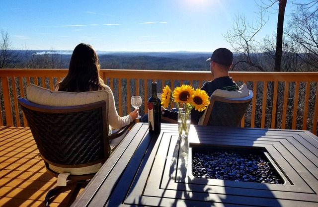 Views galore, SPA, game room, FIREPIT, 2 LVNG ROOMS, 2 DECKS