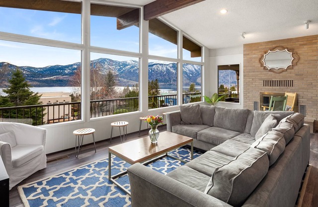 Views + hot tub! Come Renew, Recharge, and Retreat to the ReMack Ridge!