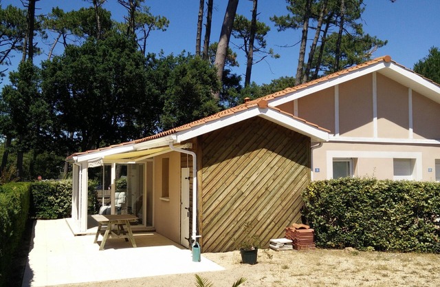 Villa 10mn walk from beach, shops, golf course, with veranda, terrace, enclosed garden