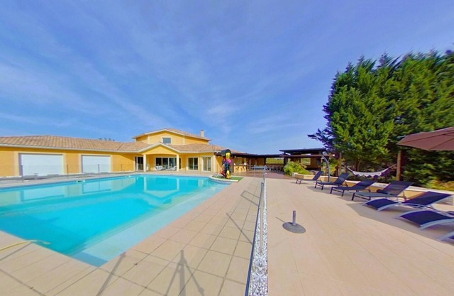 VILLA 12 persons/swimming pool/indoor and outdoor jacuzzi/Mediterranean garden.