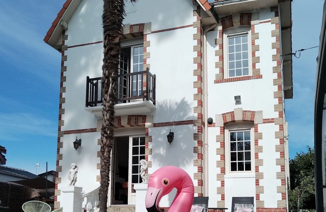 Villa 1900, seaside with heated swimming pool, Nordic bath, games room.