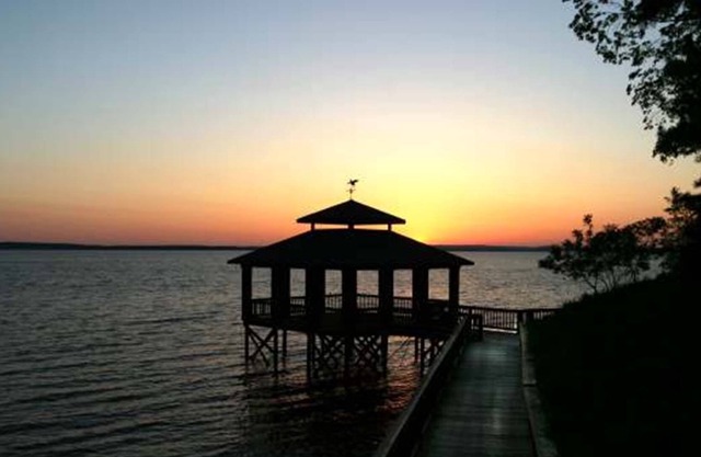 Villa 2@Bailey Bluff*4 bedrooms*4.5 bathrooms*Swimming Pool*Large Deck Lakeside