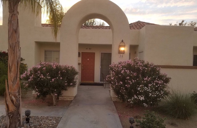 Villa, 2 Bedrooms, 2 Baths, Great Location And Close To Everything