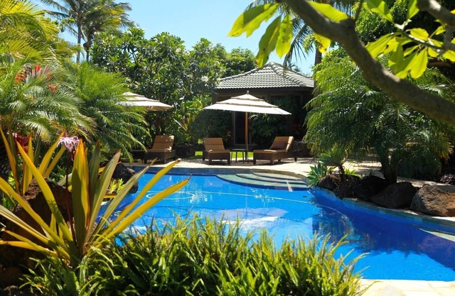 Villa, 4 minute stroll to beach, pool, Air cond, hot tub, sleeps14, refundable