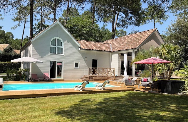 VILLA 4 *, quiet, on golf course, heated pool, beaches, lake, ocean,