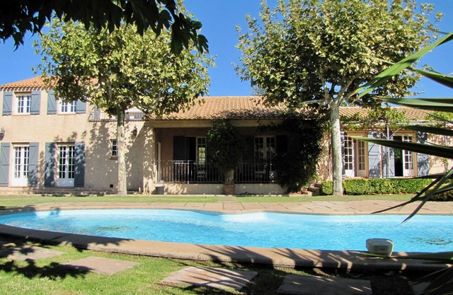 VILLA - 5 BEDROOMS - SLEEPS 10 - PRIVATE POOL - LARGE GARDEN