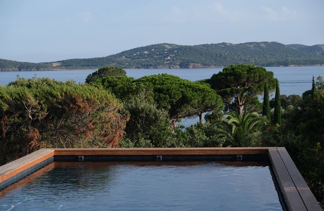 Villa 5 bedrooms private estate in Cala Rossa, walking distance to the beach, swimming pool, sea view