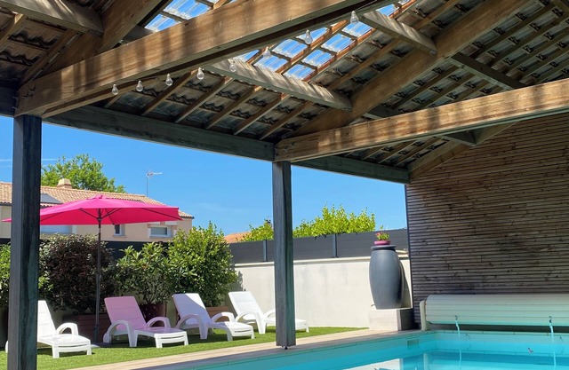 Villa 500m from the beach for 8 with indoor pool at Fontaine aux bretons