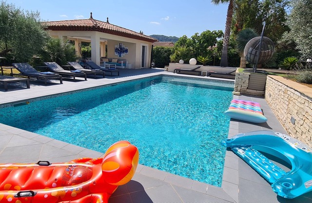 VILLA 8 PERS HEATED PRIVATE POOL IN THE HEART OF THE VAR BETWEEN SEA AND VERDON