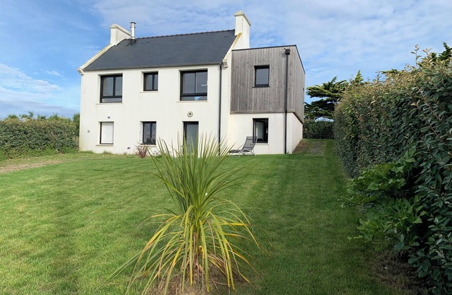 Villa Aezhenn, 2 steps from Plouescat's most beautiful beach, sea view