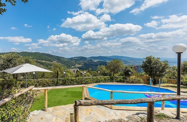 Villa Alvise: A charming two-story villa located on top of a small hill, with Free WI-FI.