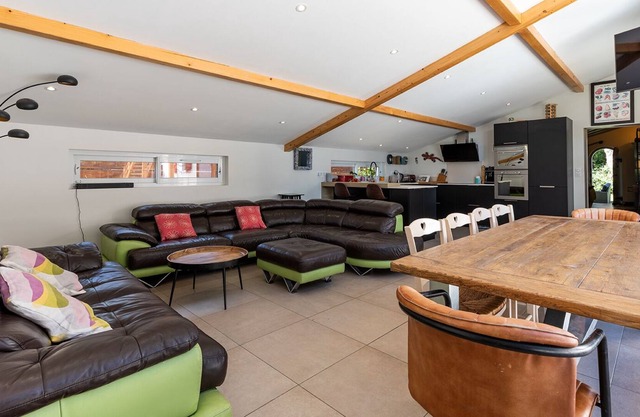 Villa and dépendance for 14 with heated swimming pool, garden with play area