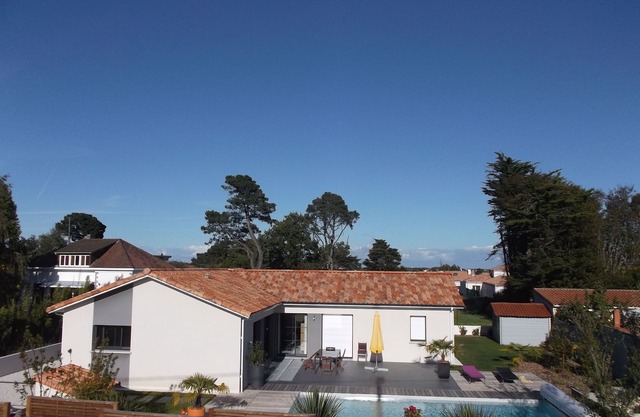 Villa and heated pool 800m from the beach and center of pornic on foot wifi