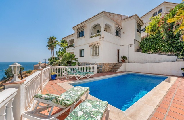Villa Andaluza with Sea View, Pool, Garden & Wi-Fi