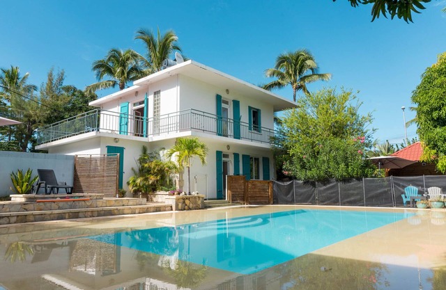 Villa Anthalo and its large heated swimming pool, 2 steps from the lagoon