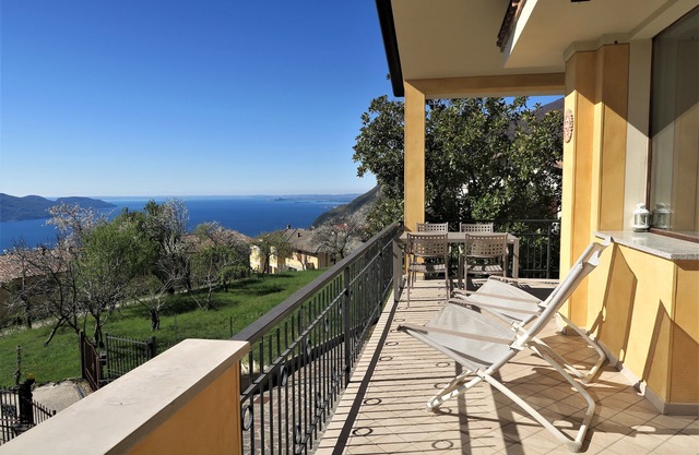 Villa Arianna Suite in private Villa lake view, garden, private swimming pool.