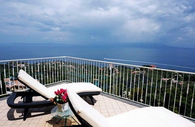 Villa Astaria B: A cozy two-story apartment that covers the entire top floor of a villa which faces the sun and the sea, with Free WI-FI.