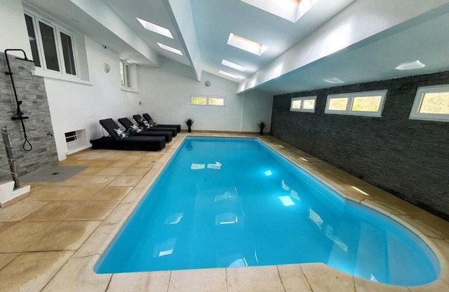 Villa Auxerre luxe Piscine Intérieure proche Paris sans Vis-à-vis