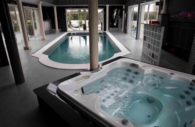 Villa avec piscine/jacuzzi (intérieure)
