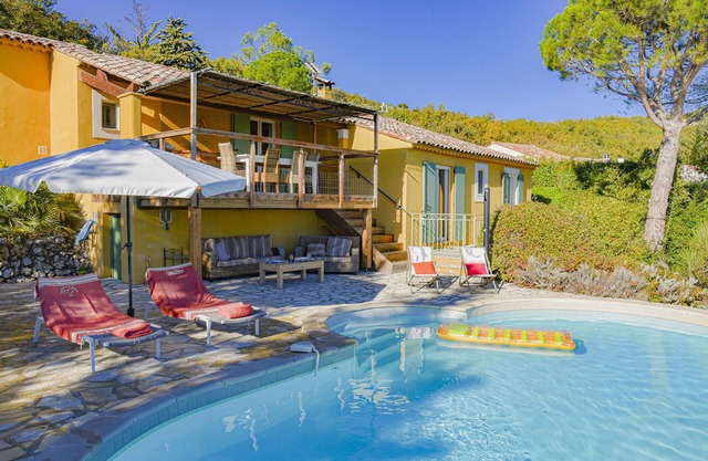 Villa Avec Piscine au Calme Bénéficiant D'une vue Panoramique mer et Montagne