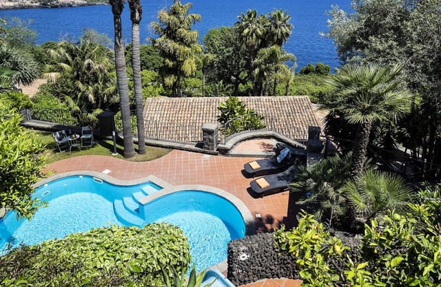 Villa Balestrate - Four Bedroom Villa, Sleeps 8