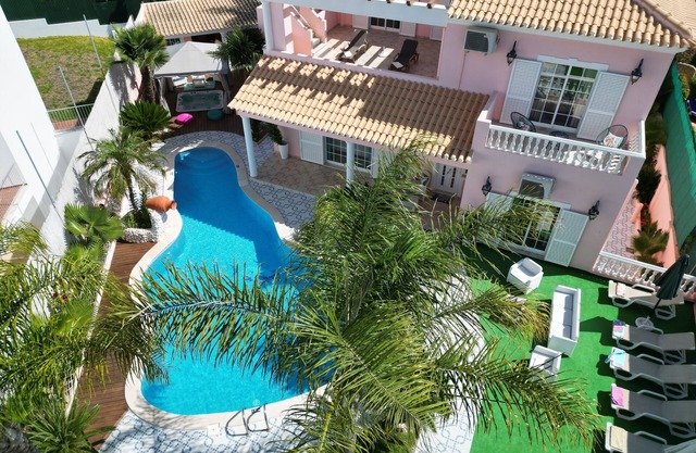 Villa Beach Palace Luxury 5 Bed Villa w/heated pool, Jacuzzi, 500m Beach AC