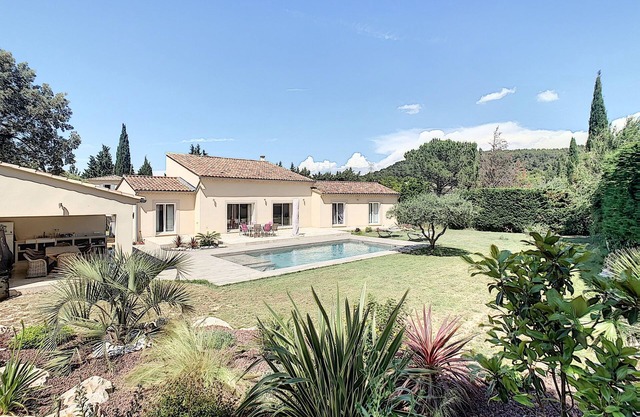 Villa between Avignon, St Rémy and L'Isle-sur-la-Sorgue