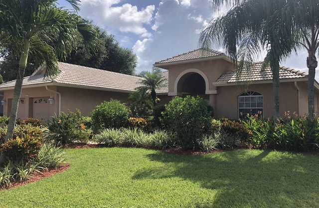 Villa Bonita Springs! Gated community! 3 min to beach, golf course view, pool!