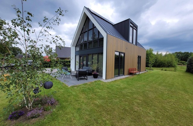 Villa Bosanemoon is beautifully situated on Holiday Park the Kremmer. This modern vacation villa is located within walking distance of 't Nije Hemelriek. Suitable for six persons, with three bedrooms and two bathrooms.