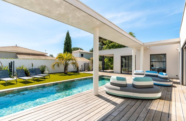 Villa Boston, luxury home with pool and Cali vibes