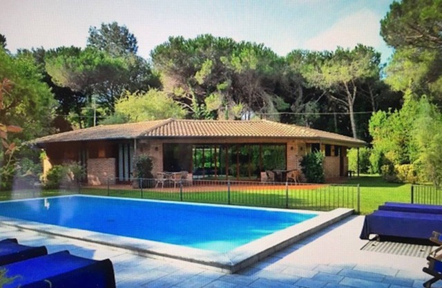 Villa Butterfly ideal for family reunion! Luxuriant garden pool BBQ tennis table