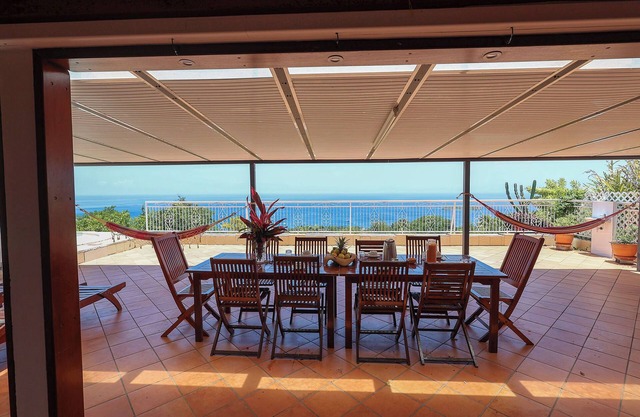 Villa CAFÉIÈRE : Swimming pool, 9 guests, sea view, Bouillante