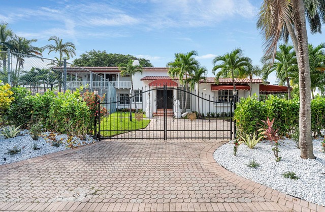 Villa Capri, Waterfront, pool & Tennis Court, 30 day min