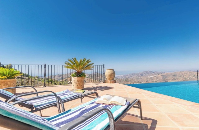 Villa 'Casa La Mirada' with Sea View, Pool & Wi-Fi