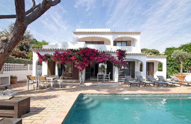 Villa 'Casa Quarenta Garrão' with Private Pool, Wi-Fi and Air Conditioning