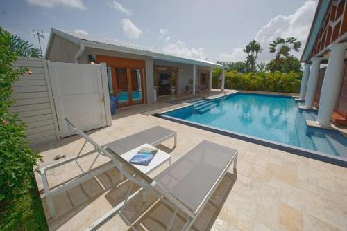 Villa charmante à Le Lamentin avec piscine