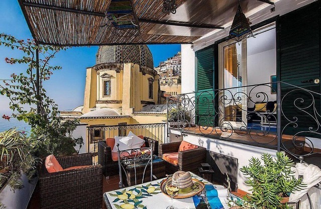 Villa Cipriana: A characteristic one-story independent house overlooking the sea and the main beach of Positano.