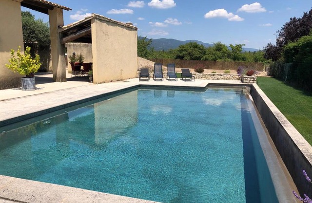 Villa dans le LUBERON à 2 km de LOURMARIN